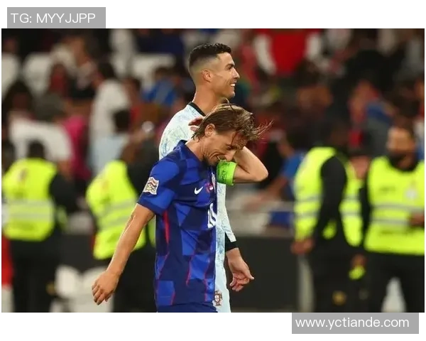 荷兰足球明星同框合影展现足球魅力与团队精神的精彩瞬间